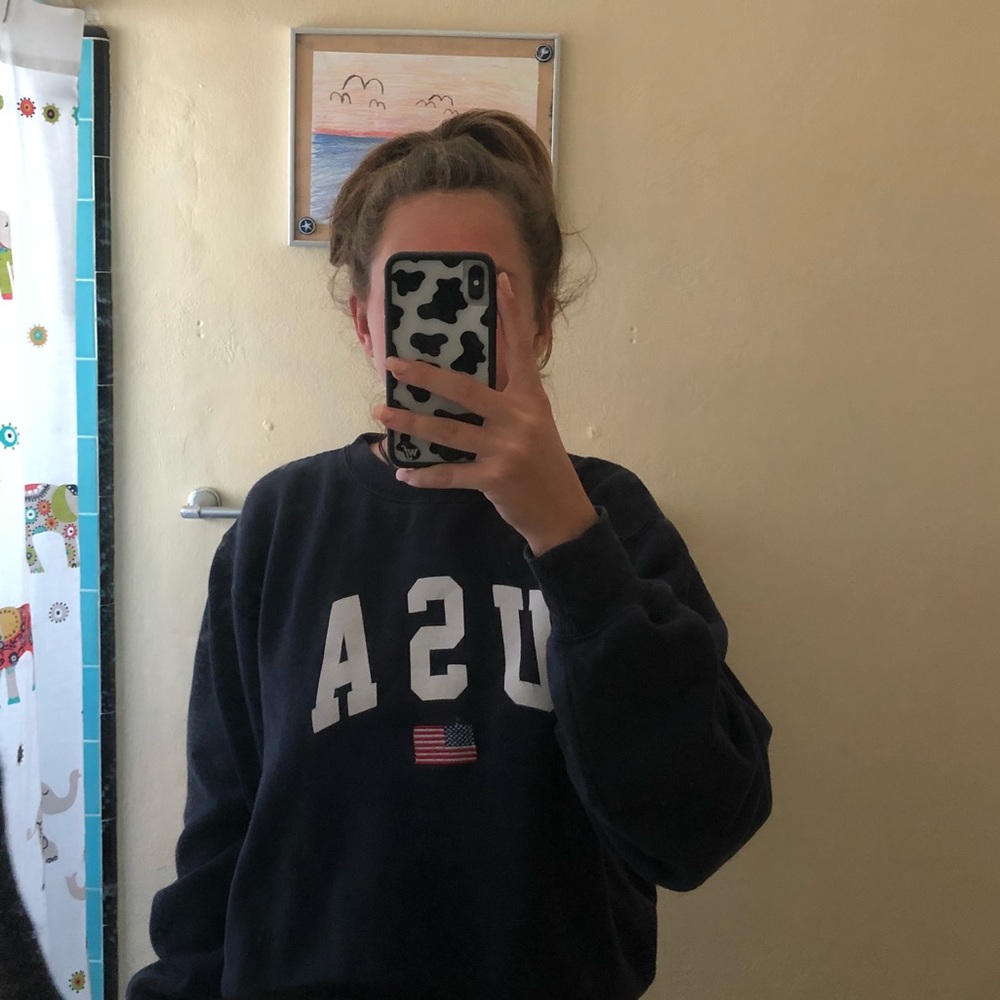 Navy blue USA sweatshirt.